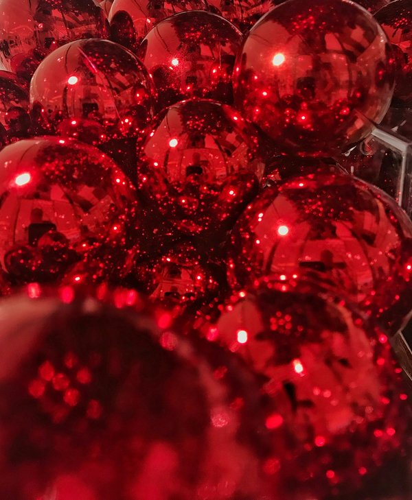 Quelle couleur de rouge à lèvres choisir pour une tenue monochrome noire?