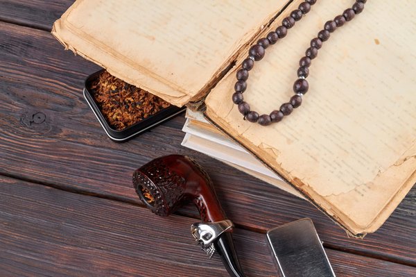 Quels accessoires privilégier pour rehausser un ensemble monochrome?