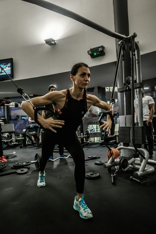 Quels exercices de gym douce sont recommandés pour les femmes enceintes au troisième trimestre?